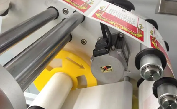 实时打印贴标机,平面贴标机设备,贴标机厂家,高臻智能