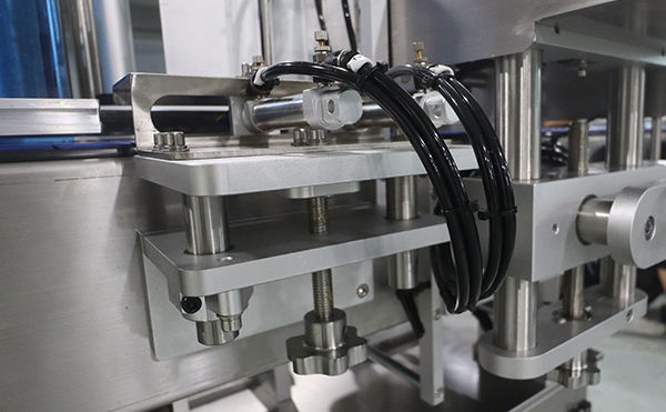 吹贴贴标机,滚贴贴标机,贴标机厂家，高臻智能