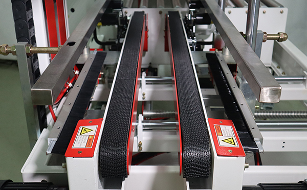 侧封式封箱机,侧封式封箱设备,封箱机,高臻智能