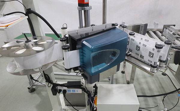 实时打印贴标机,打印贴标设备,全自动不干胶贴标机厂家