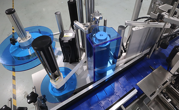 全自动圆瓶搓滚贴标机,全自动搓滚贴标机,全自动不干胶贴标机厂家,广东高臻智能