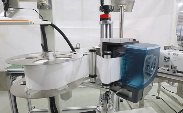 即时打印贴标机,打印贴标机设备,全自动贴标机生产厂家,高臻智能